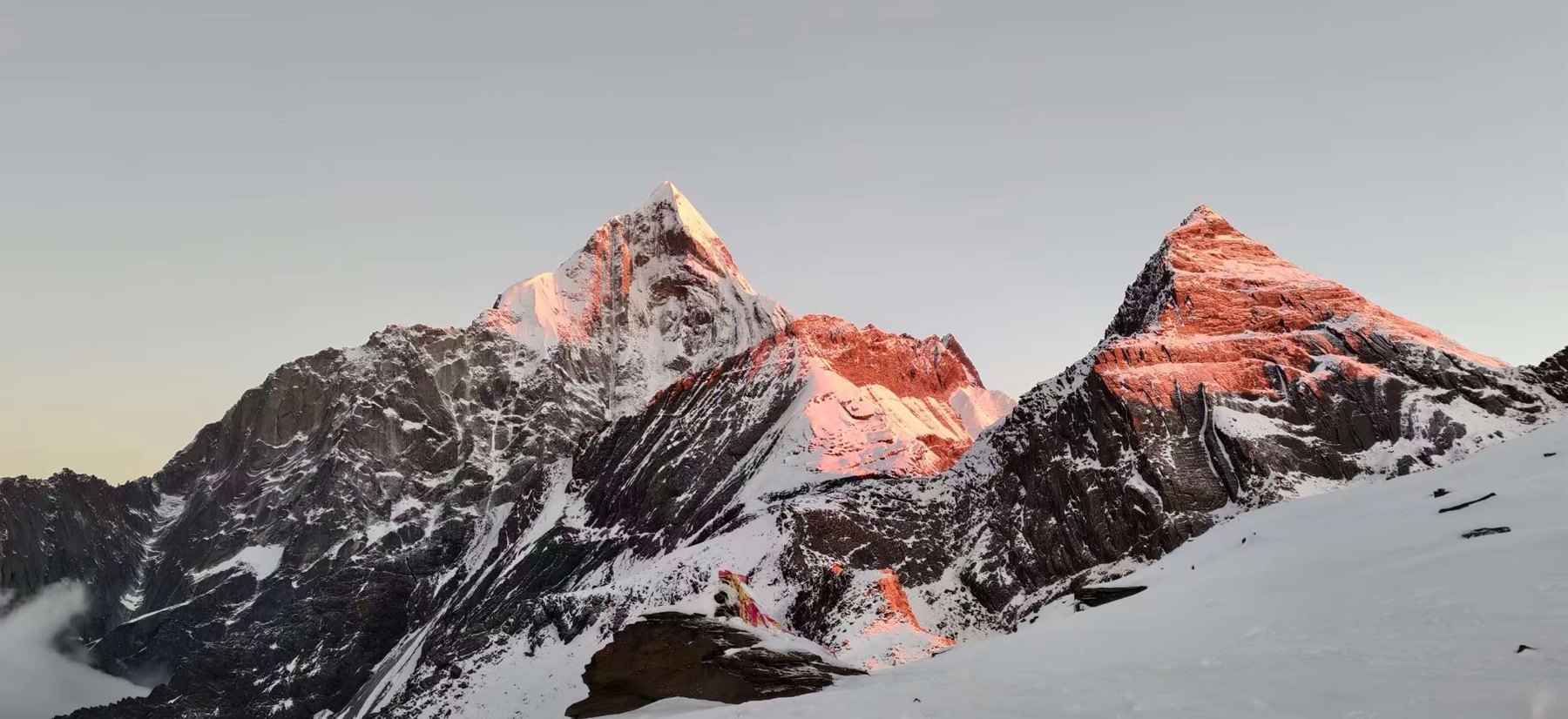 Yaomei, Sanfeng and Erfeng lit pink by the first sunlight at dawn, seen from the pass below the summit of Dafeng.